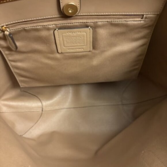 Coach City Tote Bag In Signature Canvas - Picture 3 of 5